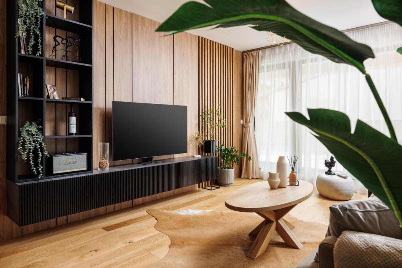 Pure Living Apartment W. Private Parking Braşov Buitenkant foto